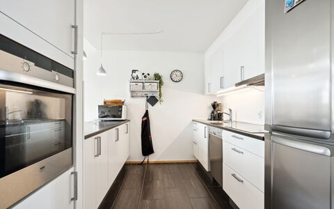 Theis - 100M from the Sea: Cuisine, Appareil De Cuisine, Comptoir, Sol, Parquet, Principaux Appliance, Cabinetry, Sol, Design Intérieur, Bois