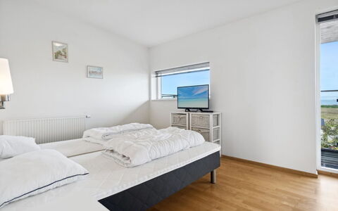 Theis - 100M from the Sea: Domicile, Sol, Plafond, Chambre, Daylighting, Lit, Hôtel, Literie