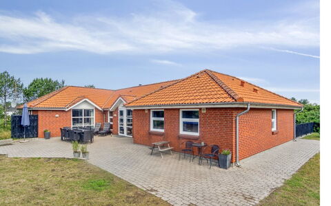 Jonke - 800M from the Sea: Arbuste, Design Urbain, Couverture De Sol, Brique, Appartement, Biens, Brickwork, Balcon, Aménagement Paysager