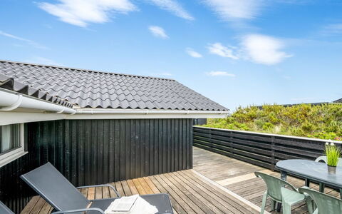 Unni - from the Sea: Toit, Maison, Domicile, Chalet, Siding, Biens, Allée, Batiments Jardin, Cour, Cabanon