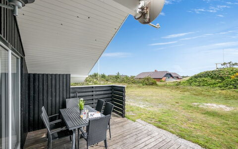 Unni - from the Sea: Toit, Maison, Domicile, Chalet, Siding, Biens, Allée, Batiments Jardin, Cour, Cabanon