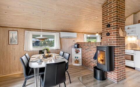 Unni - from the Sea: Toit, Maison, Domicile, Chalet, Siding, Biens, Allée, Batiments Jardin, Cour, Cabanon