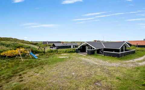 Unni - from the Sea: Toit, Maison, Domicile, Chalet, Siding, Biens, Allée, Batiments Jardin, Cour, Cabanon
