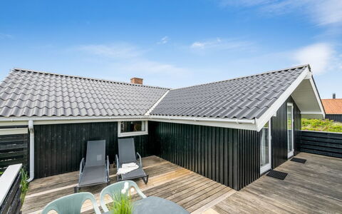 Unni - from the Sea: Toit, Maison, Domicile, Chalet, Siding, Biens, Allée, Batiments Jardin, Cour, Cabanon