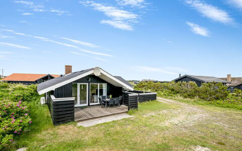 Unni - from the Sea: Toit, Maison, Domicile, Chalet, Siding, Biens, Allée, Batiments Jardin, Cour, Cabanon