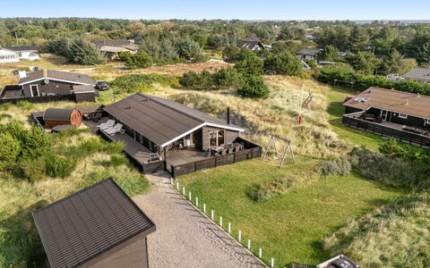 Teoline - 500M to the Fjord: Maison, Domicile, Porte, Toit, Chalet, Biens, Jardin, Ombre, Siding, Cour