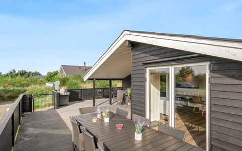 Teoline - 500M to the Fjord: Maison, Domicile, Porte, Toit, Chalet, Biens, Jardin, Ombre, Siding, Cour