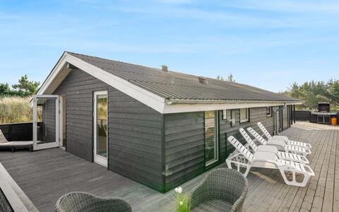 Teoline - 500M to the Fjord: Maison, Domicile, Porte, Toit, Chalet, Biens, Jardin, Ombre, Siding, Cour