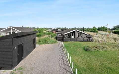 Teoline - 500M to the Fjord: Maison, Domicile, Porte, Toit, Chalet, Biens, Jardin, Ombre, Siding, Cour