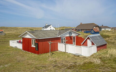 Hansen - 75M from the Sea: Domicile, Chalet, Porche, Dur, Siding, Plate-Forme, Ombre, Planche, Biens, Batiments Jardin