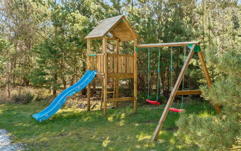 Anegrete - 900M from the Sea: Équipement Extérieur Play, Toboggan, Jardin, Chute, Terrain De Jeux, Arrière-Cour