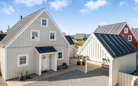 Ingmarie - 1Km from the Sea: Bâtiment, Maison, Zone Résidentielle, Domicile, Arbuste, Toit, Chalet, Biens, Jardin