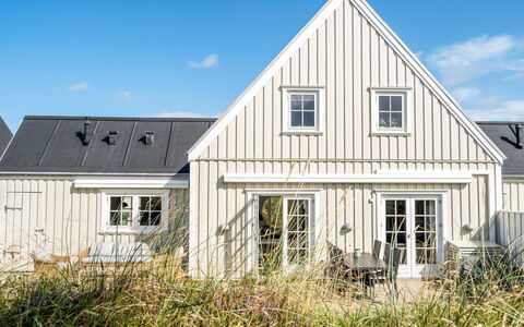Ingmarie - 1Km from the Sea: Bâtiment, Maison, Zone Résidentielle, Domicile, Arbuste, Toit, Chalet, Biens, Jardin