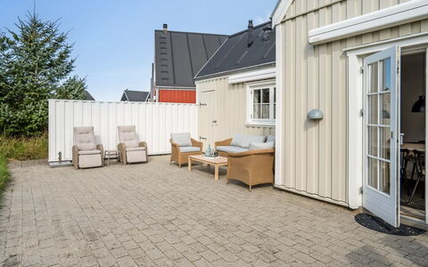 Ingmarie - 1Km from the Sea: Bâtiment, Maison, Zone Résidentielle, Domicile, Arbuste, Toit, Chalet, Biens, Jardin