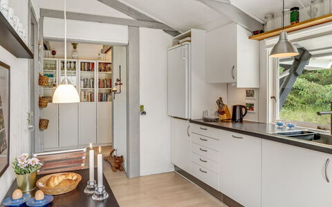 Eivy - 1Km from the Sea: Cuisine, Comptoir, Design Intérieur, Sol, Meubles, Plafond, Bois, Appareil De Cuisine, Cabinetry, Principaux Appliance