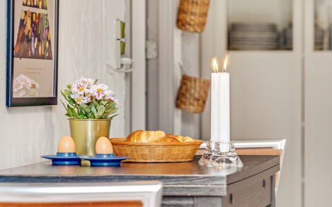Eivy - 1Km from the Sea: Meubles, Design Intérieur, Bois, Table, Pot De Fleur, Vaisselle, Éclairage, Fleurs De Coupe, Vase, Salle À Manger