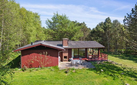 Therbern - 1.7Km from the Sea: Bâtiment, Maison, Fenêtre, Domicile, Toit, Zone Résidentielle, Arbuste, Chalet, Lot Terre