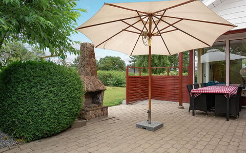 Birge - 200M from the Sea: Parapluie, Meubles, Mobilier De Jardin, Ombre, Tableau De Plein Air, Pot De Fleur, Jardin, Chaise, Plante D'Appartement, Tache De Bois