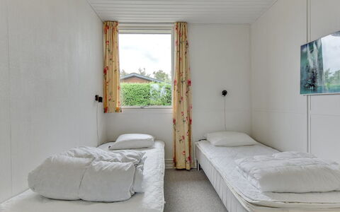 Birge - 200M from the Sea: Mur, Chambre, Sol, Lit, Design Intérieur, Sol, Plafond, Meubles, Literie, Drap De Lit