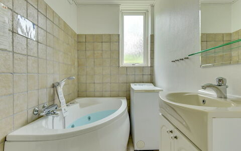 Birge - 200M from the Sea: Salle De Bains, Luminaire Plomberie, Sol, Design Intérieur, Mur, Sol, Lavabo, Évier, Baignoire, Plafond