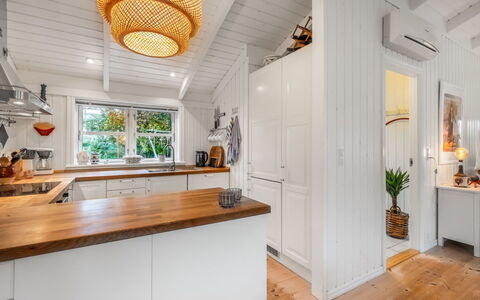 Danko - 1.5Km from the Sea: Design Intérieur, Sol, Meubles, Bois, Plafond, Cuisine, Sol, Cabinetry, Comptoir, Parquet