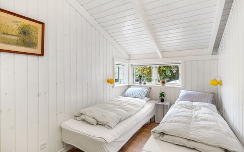 Danko - 1.5Km from the Sea: Bois, Chambre, Plafond, Design Intérieur, Lit, Sol, Sol, Domicile, Literie, Drap De Lit