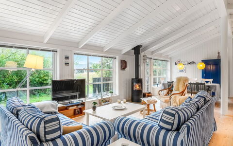 Danko - 1.5Km from the Sea: Meubles, Bois, Canapé, Design Intérieur, Plafond, Domicile, Salon, Chaise, Chalet