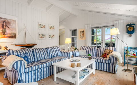 Danko - 1.5Km from the Sea: Meubles, Design Intérieur, Bois, Canapé, Salon, Domicile, Table, Chaise, Plafond, Sol