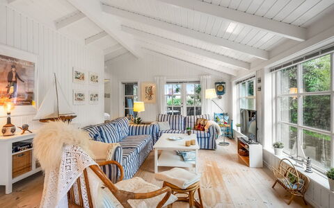 Danko - 1.5Km from the Sea: Meubles, Design Intérieur, Bois, Plafond, Canapé, Salon, Domicile, Sol, Chaise, Sol