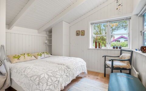 Danko - 1.5Km from the Sea: Chambre, Design Intérieur, Bois, Plafond, Lit, Drap De Lit, Sol, Textile, Sol, Literie
