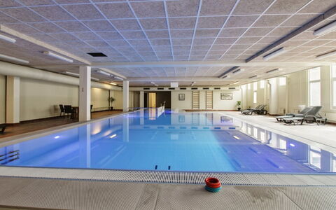 Rubi - 50M from the Sea: Plafond, Sol, Sol, Salle, Sol, Centre De Loisirs, Gym, Aluminium