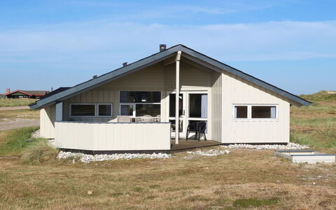 Stian - 200M from the Sea: Domicile, Chalet, Porche, Dur, Siding, Plate-Forme, Ombre, Planche, Biens, Batiments Jardin
