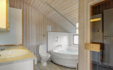 Stian - 200M from the Sea: Domicile, Chalet, Porche, Dur, Siding, Plate-Forme, Ombre, Planche, Biens, Batiments Jardin
