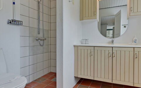 Thorben - 3.5Km from the Sea: Lavabo, Luminaire Plomberie, Sol, Évier, Armoire De Toilette, Sol, Design Intérieur, Salle De Bains, Robinet, Cabinetry