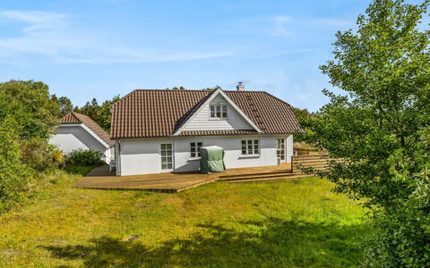 Thorben - 3.5Km from the Sea: Herbe, Bâtiment, Maison, Toit, Domicile, Chalet, Arbuste, Architecture, Lot Terre