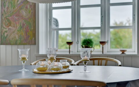 Thorben - 3.5Km from the Sea: Design Intérieur, Meubles, Lustre, Salle À Manger, Plafond, Table Cuisine Et Salle A Manger, Serveware, Vaisselle, Luminaire, Chaise