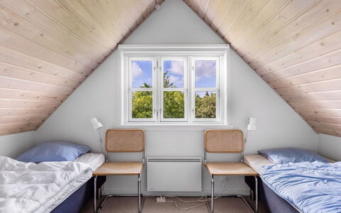Thorben - 3.5Km from the Sea: Bois, Chambre, Design Intérieur, Lit, Plafond, Sol, Meubles, Domicile, Pièce, Literie