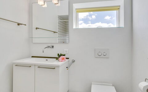 Rudolf - 95M from the Sea: Salle De Bains, Luminaire Plomberie, Design Intérieur, Mur, Sol, Évier, Armoire De Toilette, Sol, Robinet, Plomberie