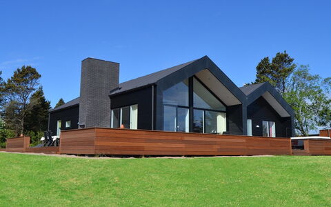 Rudolf - 95M from the Sea: Domicile, Lot Terre, Toit, Chalet, Siding, Ombre, Ferme, Pelouse, Biens, Cour