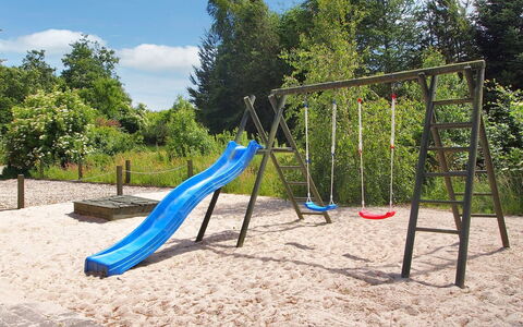 Billing - 11Km from the Sea: Équipement Extérieur Play, Toboggan, Espace Public, Terrain De Jeux, Chute, Ombre, Jardin, Loisir, Parc, Pelouse