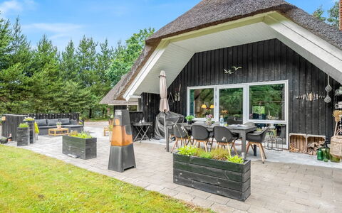 Arttu - 2.4Km from the Sea: Domicile, Chalet, Porche, Dur, Siding, Plate-Forme, Ombre, Planche, Biens, Batiments Jardin