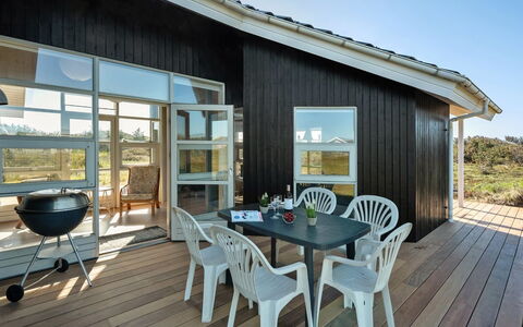 Janni - 250M from the Sea: Toit, Maison, Domicile, Chalet, Siding, Biens, Allée, Batiments Jardin, Cour, Cabanon