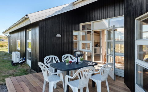 Janni - 250M from the Sea: Toit, Domicile, Maison, Siding, Chalet, Composite, Porte, Fenêtre À Guillotine, Biens, Cheminée