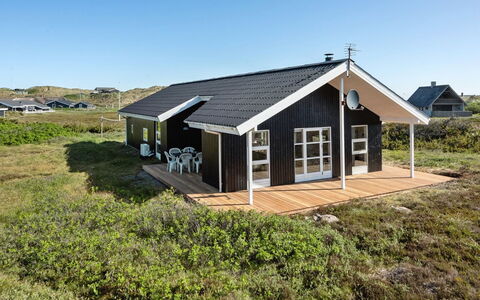 Janni - 250M from the Sea: Toit, Domicile, Maison, Siding, Chalet, Composite, Porte, Fenêtre À Guillotine, Biens, Cheminée