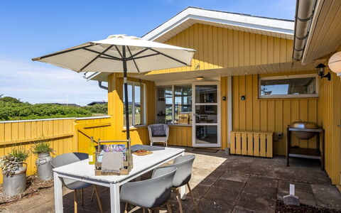 Uffi - 300M from the Sea: Domicile, Chalet, Ombre, Siding, Biens, Porche, Tache De Bois, Plate-Forme, Dur, Chaise