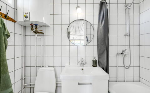 Uffi - 300M from the Sea: Design Intérieur, Luminaire Plomberie, Sol, Salle De Bains, Sol, Plomberie, Évier, Robinet, Pièce, Lavabo