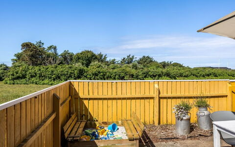 Uffi - 300M from the Sea: Ciel, Lot Terre, Clôture, Lumière Du Soleil, Ombre, Jardin, Accueil Escrime, Aménagement Paysager, Tache De Bois, Planche
