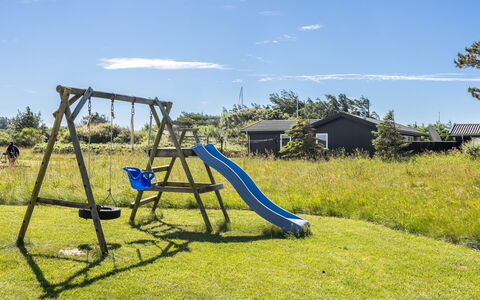 Uffi - 300M from the Sea: Bleu, Herbe, Toboggan, Lot Terre, Équipement Extérieur Play, Pelouse, Chute, Jardin, Ombre, Prairie