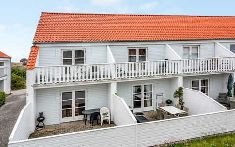 Enrica - 1Km from the Sea: Domicile, Escaliers, Balcon, Balustrade, Porche, Fenêtre À Guillotine, Biens, Ombre, Siding, Plate-Forme