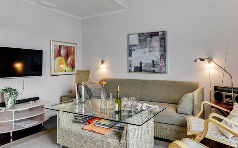 Enrica - 1Km from the Sea: Meubles, Design Intérieur, Canapé, Mur, Sol, Salon, Sol, Pièce, Bois, Table